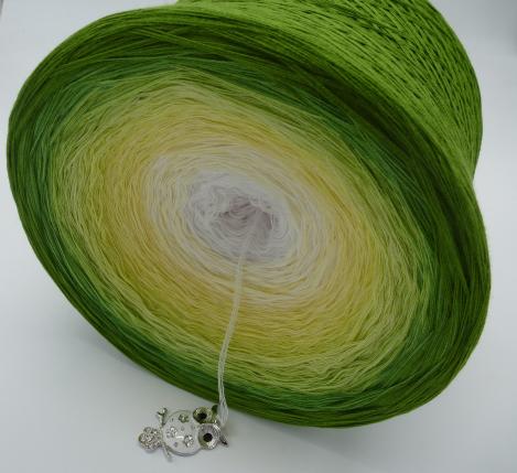 Gigantischer Bobbel - Grüne Aue im Sonnenlicht