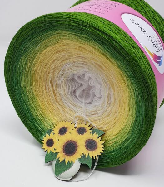 Gigantischer Bobbel - Grüne Aue im Sonnenlicht